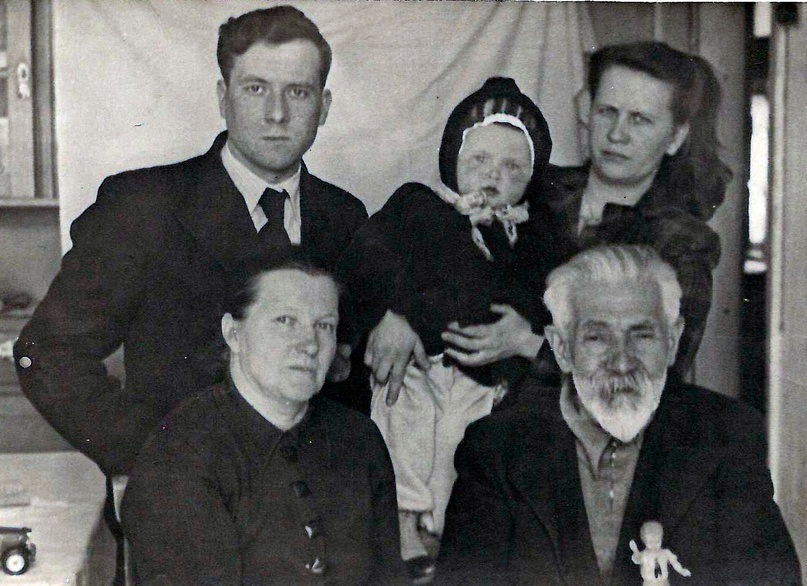 Н.Д. Никольский с семьей, фото из семейного архива. 