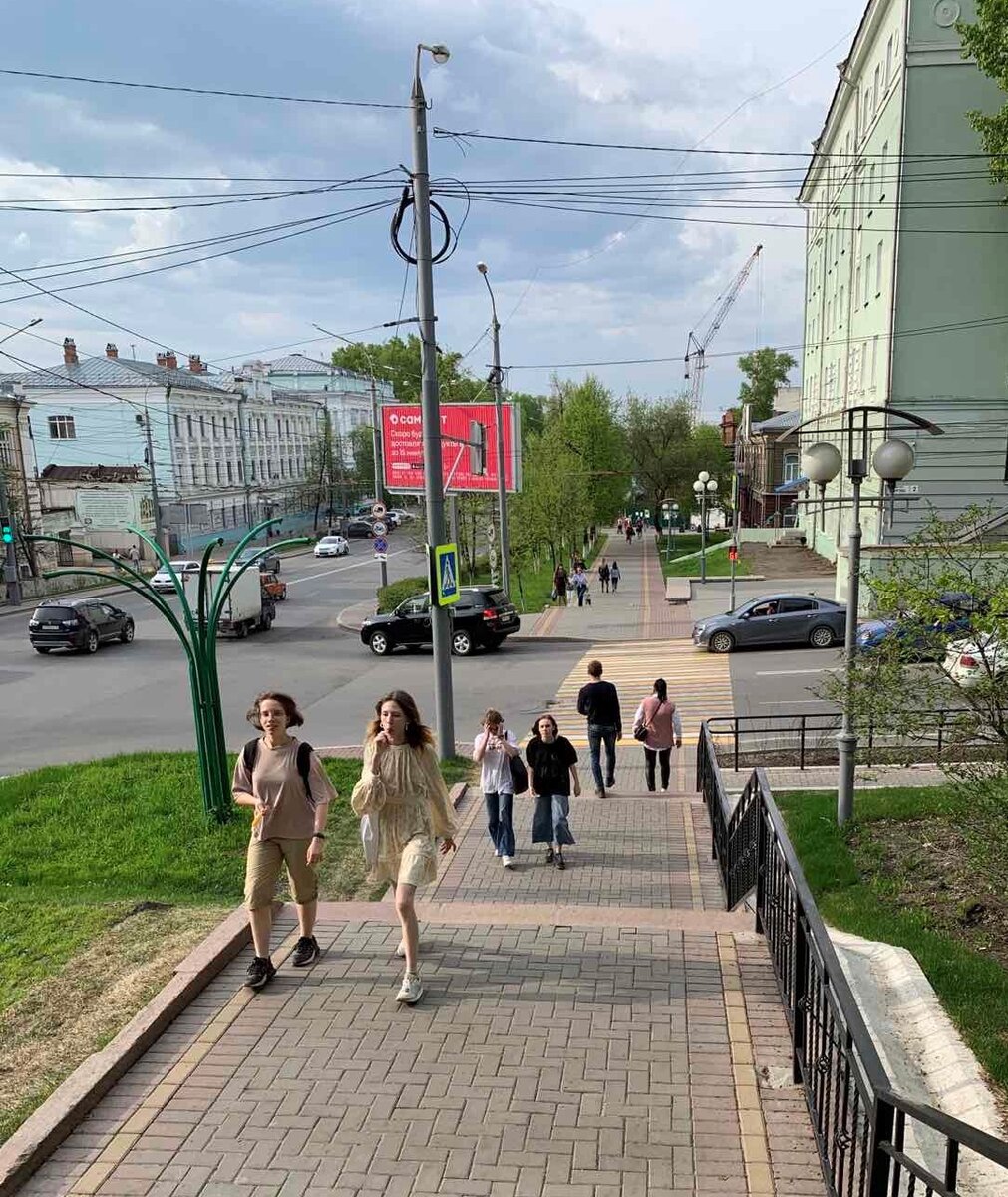 Сзади слева - корпус ТГУ, за спиной фотографа  - корпуса ТПУ.  Пересечение пр. Ленина и пр. Кирова, Томск.