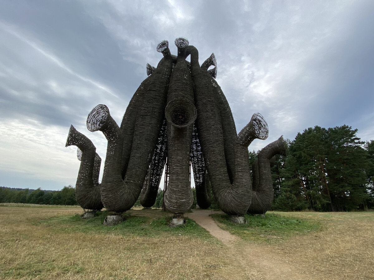 Арт-парк «Никола-Ленивец» создан вокруг небольшой деревни в Калужской области. В живописном природном ландшафте представлена коллекция произведений современного искусства и архитектуры.