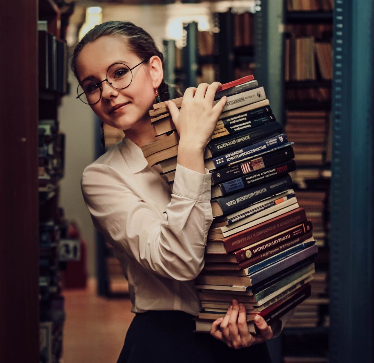 Идея для аватарки на канал про книги. Фото с Пинтерест.