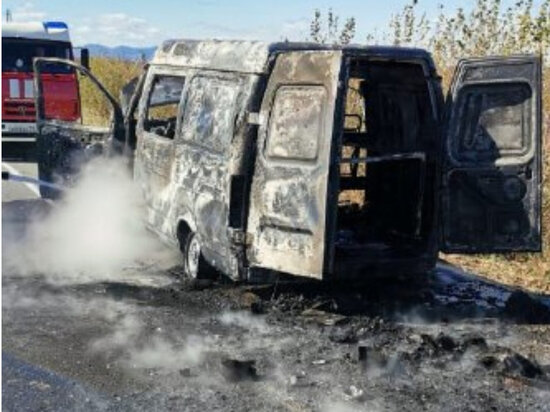     Машина сгорела на железнодорожном переезде в Биробиджане ФОТО: ГУ МЧС России по ЕАО