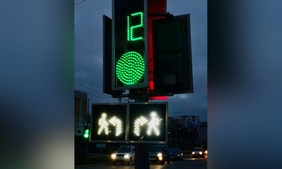    В Ноябрьске светофоры на трех перекрестках оборудовали дополнительной секцией