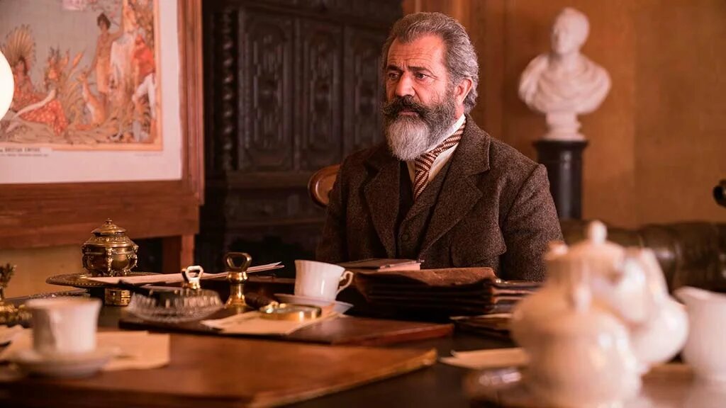 Производство:Ирландия / 2019 / 2ч. 4м. / 
16+Жанр:Драма, биографический

Сюжет:Оскароносные Мэл Гибсон и Шон Пенн в великолепном фильме от дебютанта Фарада Сафиниа, в качестве режиссера, подарят удивительные эмоции при просмотре.

Англия середины XIX века. Оксфордский профессор Джеймс Мюррей работает над первым в истории словарем английского языка, а его главным соратником становится заключенный психиатрической клиники для особо опасных преступников — доктор Уильям Майнор.

Гений Майнор или сумасшедший, хитроумный преступник, ведущий дерзкую игру, чтобы вырваться на свободу, или одержимый ученый? И кто тогда Мюррей: верный друг, жертва манипуляции или организатор сговора?

Бюджет:25 000 000 $Сборы в мире:746 000 $ (Россия)

Награды: -

Оценки:7.4 IMDb | 7.2 Кинопоиск