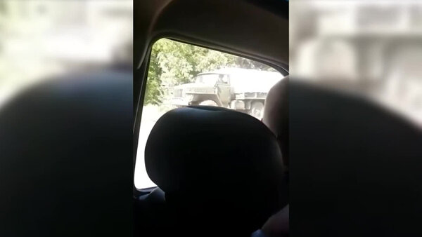 Украинский танк вылетел на встречную полосу и чуть не раздавил авто с пассажирами. Видео © Униан