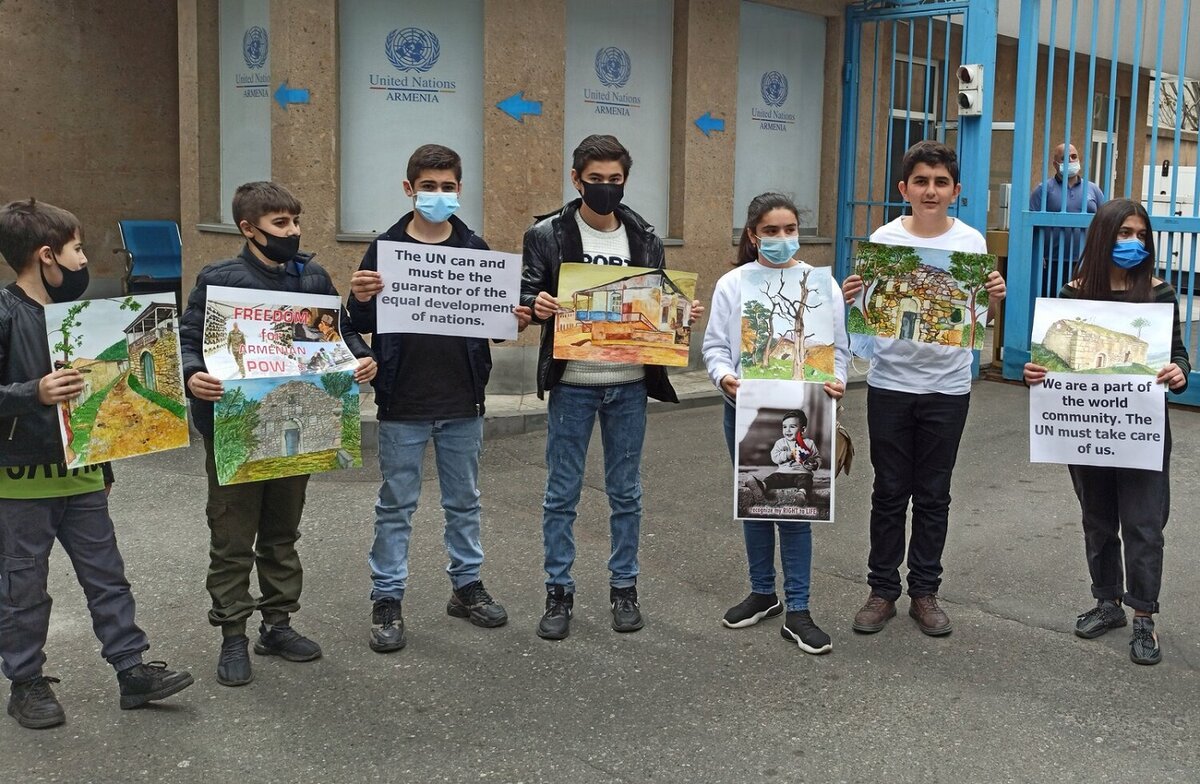 Акция юных гадрутцев у представительства ООН в Армении.