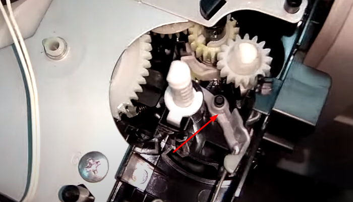 Фото 7. Плавим черную выступающую часть оси рычага