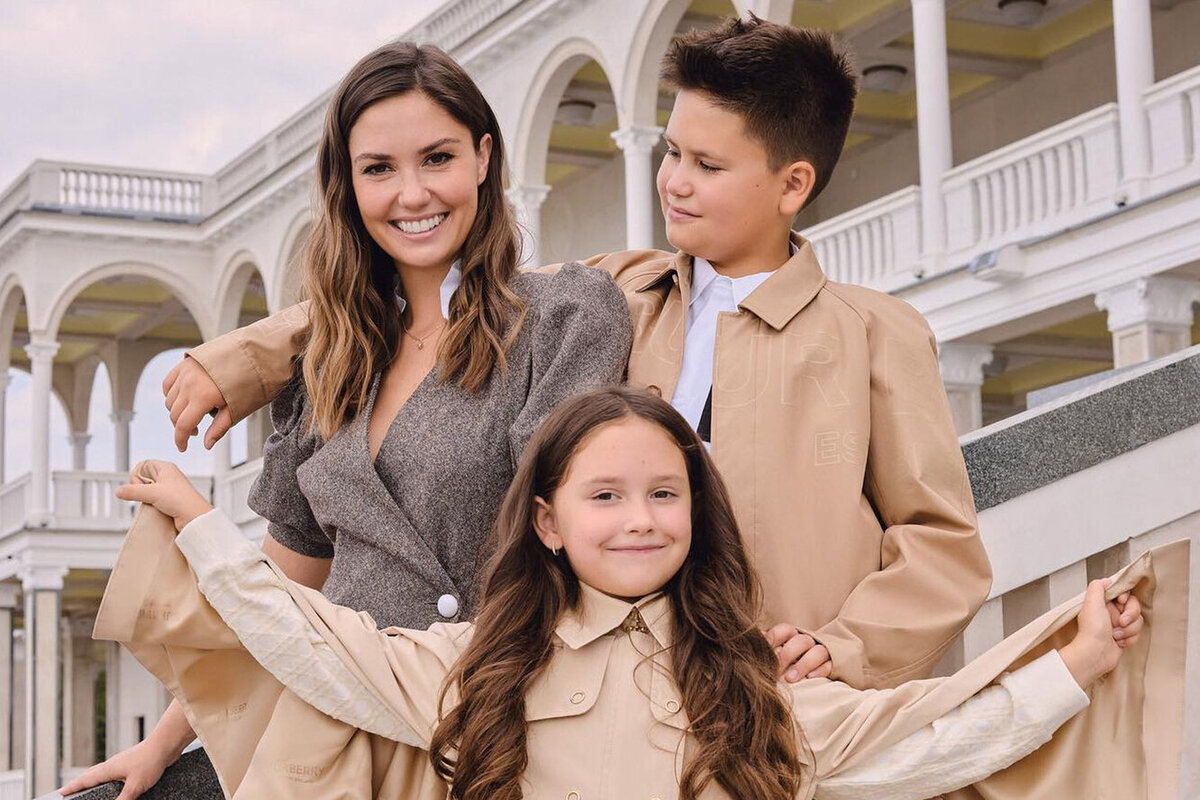 Агата Муцениеце с детьми, как она выразилась "строим семью натроих"