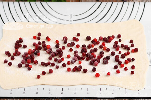 Пирожки из слоеного теста с замороженными ягодами