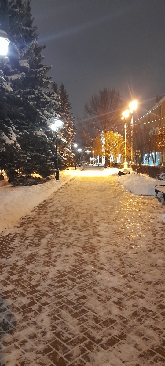 Это утром на работу шла. Вчера первый раз ехала в пустом автобусе. Правда он был не по моему маршруту, пришлось идти три остановки пешком.