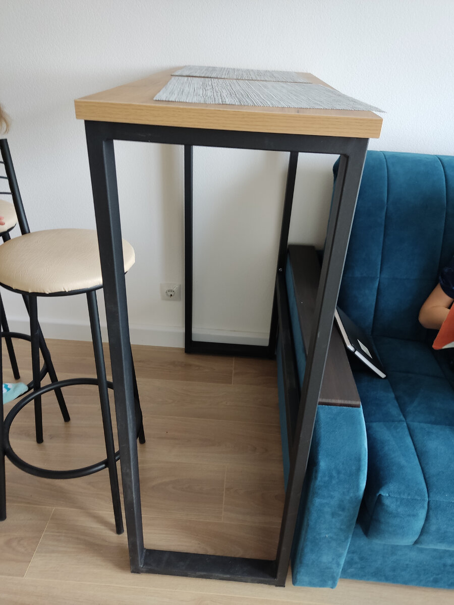 Диван стоит впритык к столу. Диван больше уже не влез бы