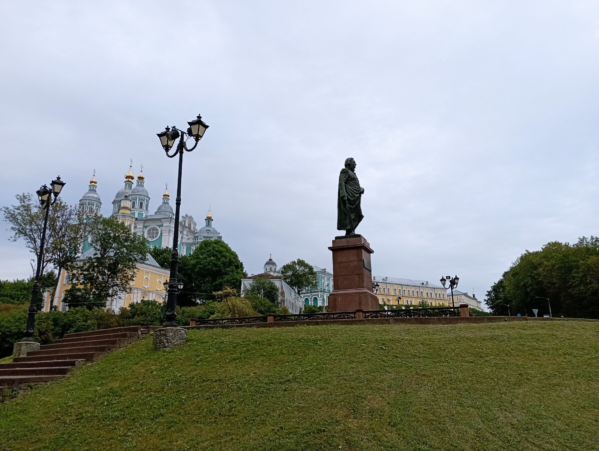 Памятник Кутузову, на заднем фоне Успенский собор