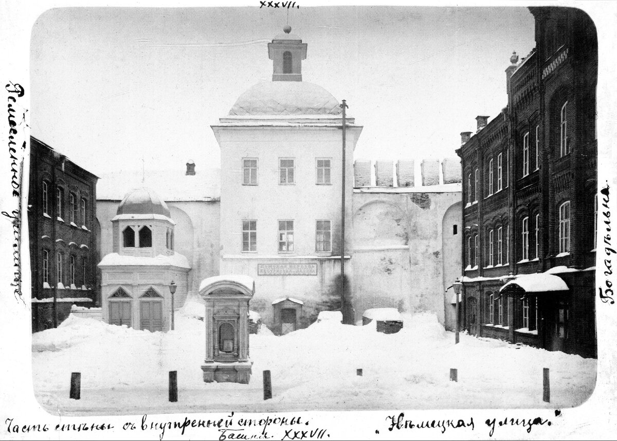 Здание общественной богадельни г. Смоленска (справа). Январь 1903 г.