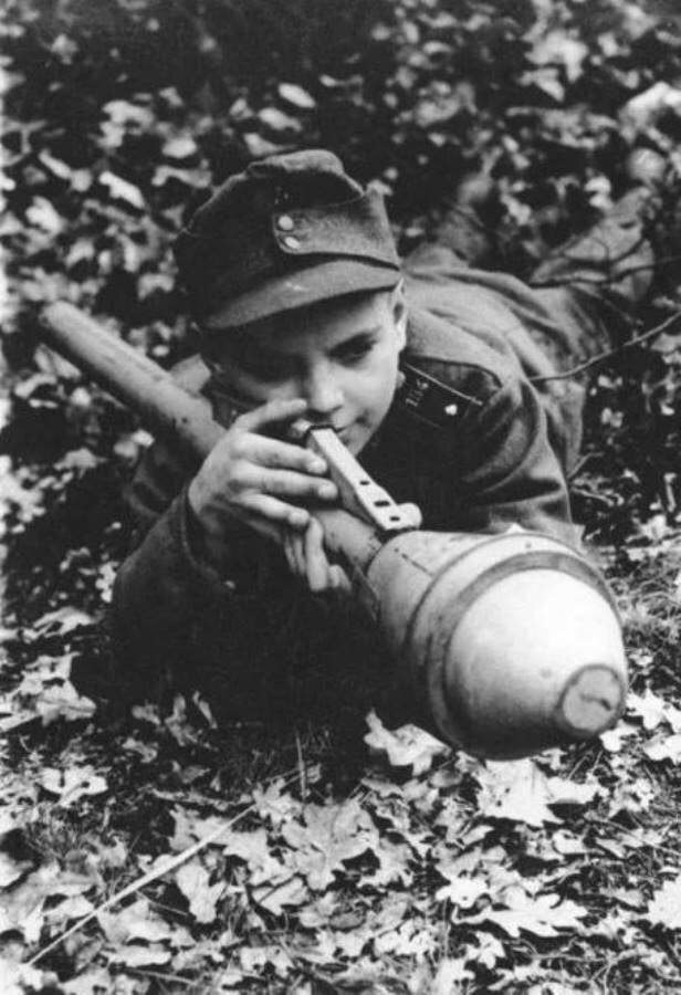 Одним из преимуществ «фауст-патрона» считалась простота обращения с ним - научиться стрелять мог даже ребенок. 