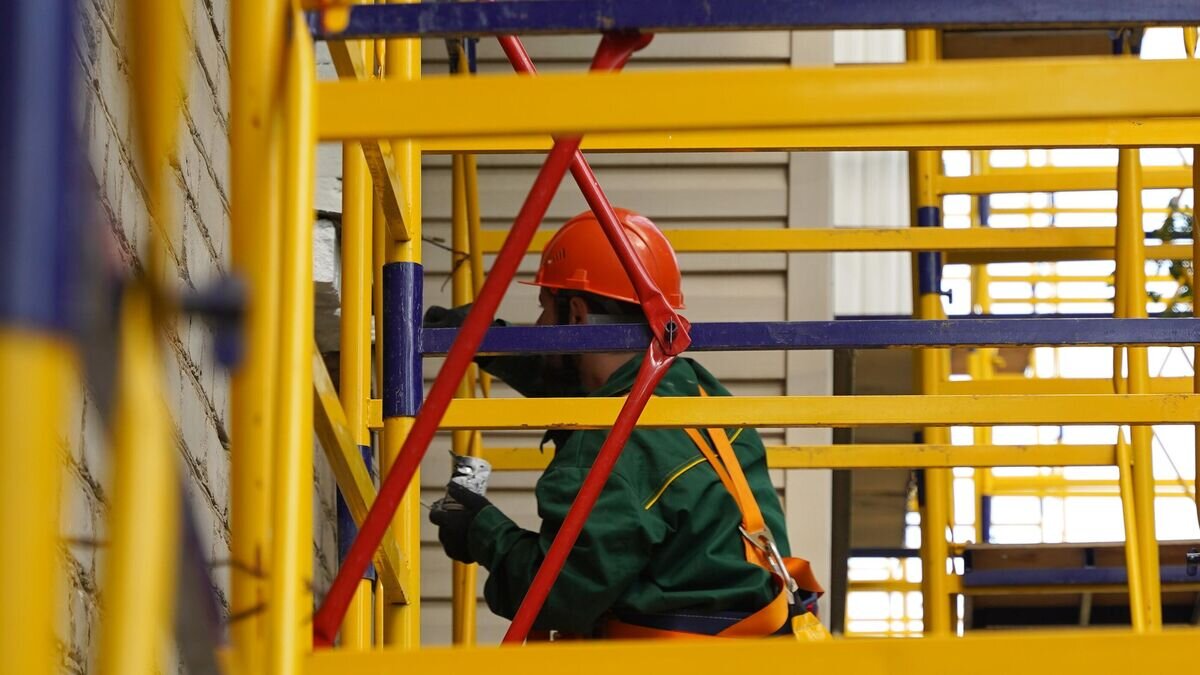    Ремонт фасада жилого многоквартирного дома бригадам из РФ в квартале им. Гаевого в Луганске© РИА Новости / Максим Захаров