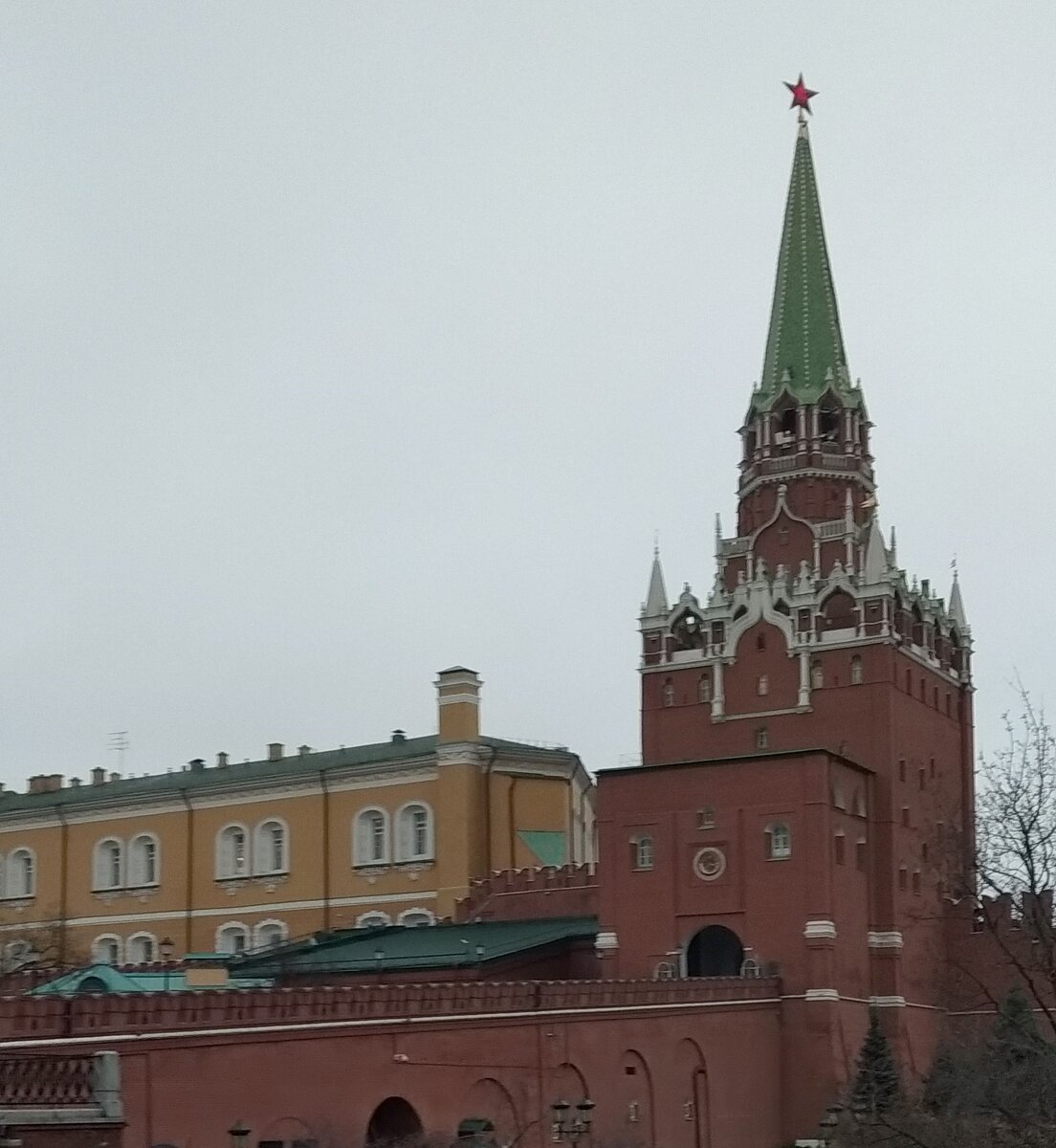 Троицкая башня  Кремля сегодня. Построена по проекту Алевиза Старого в 1490-е годы. Надстроена в 80-е годы XVII века. Фото автора