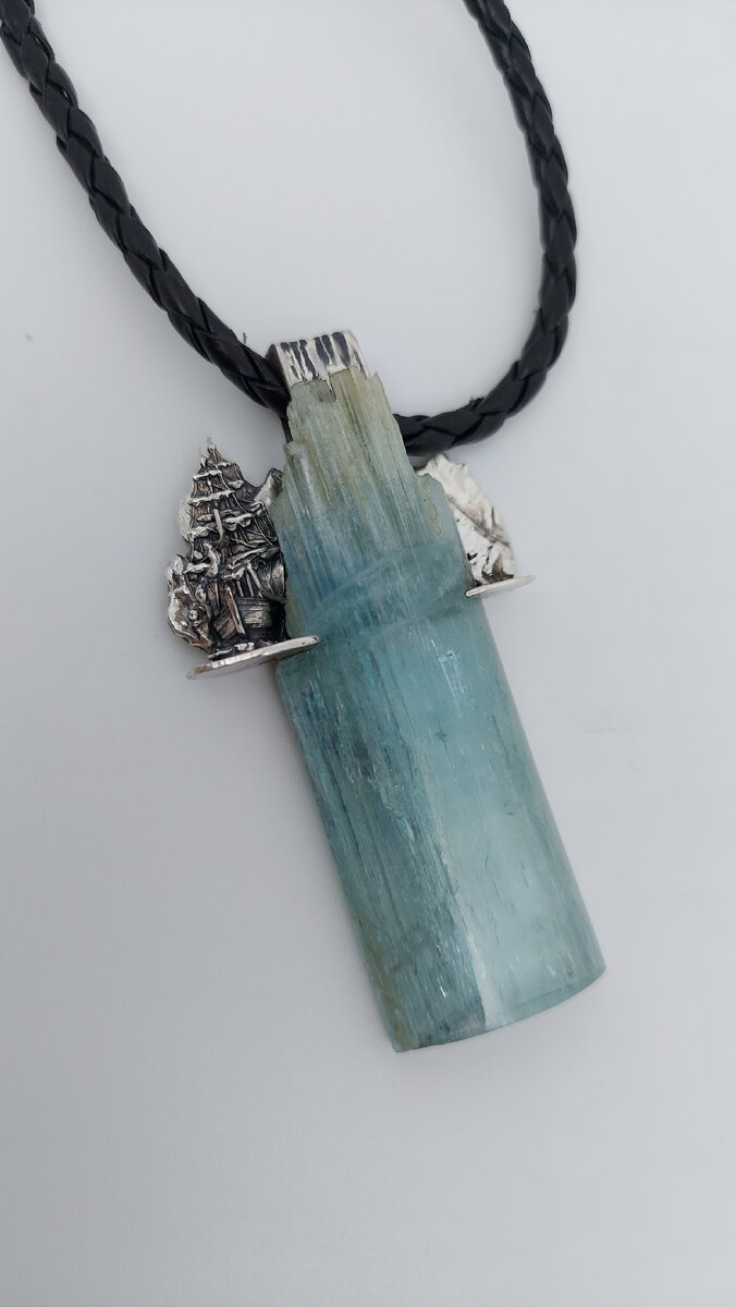 широкая петля позволяет носить его на толстом плетёном кожаном шнуре, шейной гривне или классической серебряной цепи