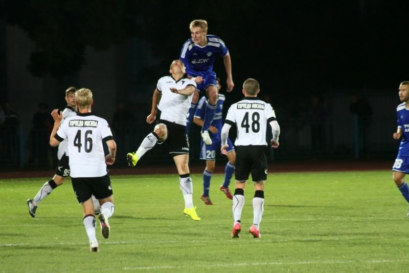 «Авангард» (Курск) – «Торпедо» – 1:0. Слева направо торпедовцы Сергей Тюпиков, Юрий Петраков (№46), Максим Ширяев и Ринат Тимохин (№48).