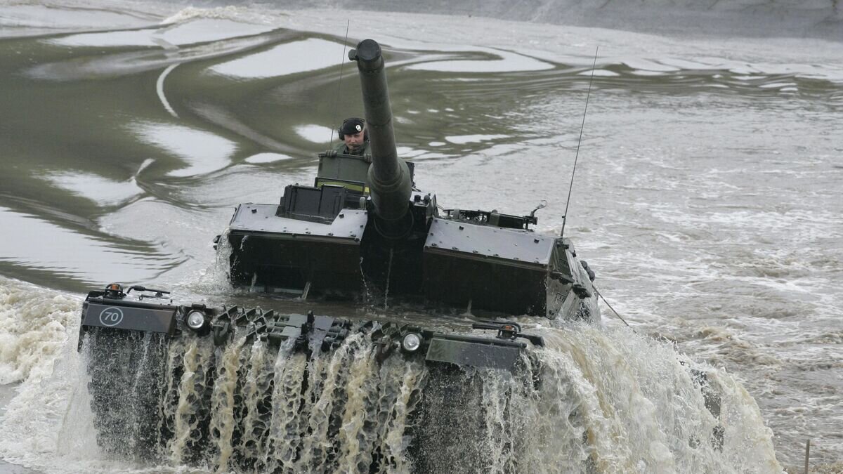    Немецкий танк Leopard 2 A6 на военном полигоне в Мюнстере© AP Photo / Joerg Sarbach