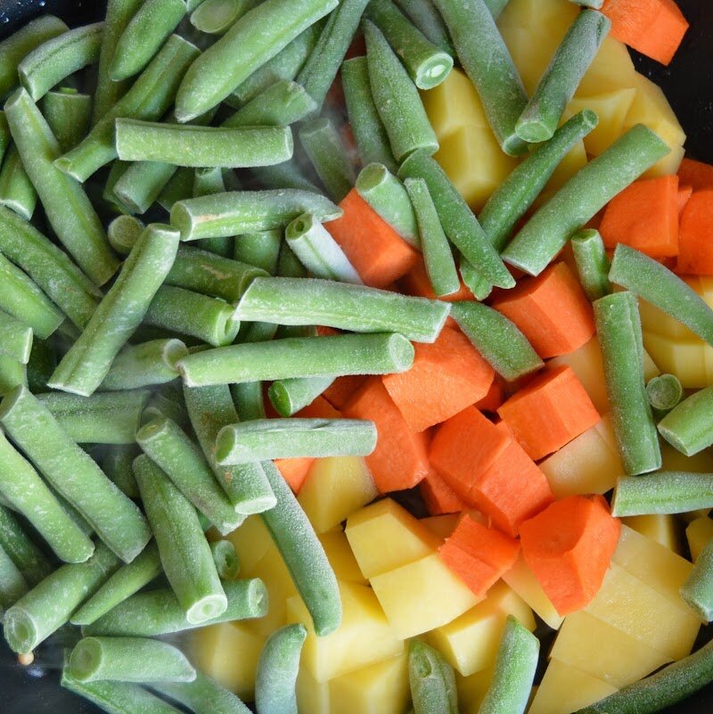 Что приготовить из замороженных овощей смесь. Заморозка овощей. Замороженные овощи. Овощи для заморозки. Заморозка зелени и овощей.