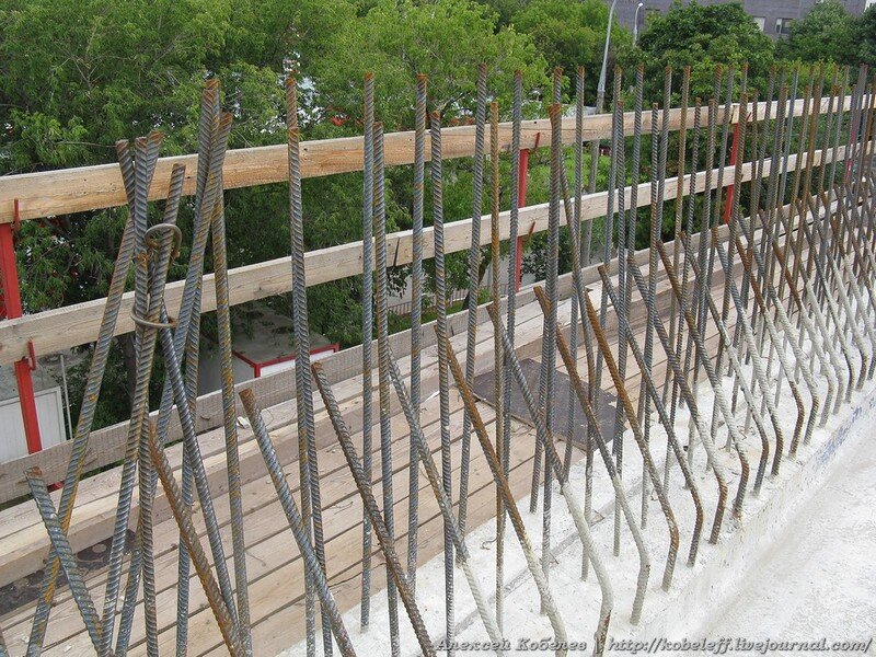 Арматура крупным планом. Ее не сваривают, а скручивают специальной проволокой. Так не только дешевле, но и быстрее, без ущерба качеству. 

