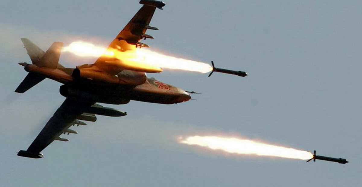 Су-25 ведет стрельбу неуправляемыми ракетами 