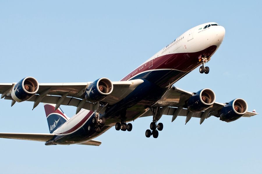 Arik Air — один из последних пользователей Airbus A340-500. Широкофюзеляжный самолёт в парке один, и он работает на рейсах в Дубай, Йоханнесбург, Лондон и Нью-Йорк. На фото: A340-542 заходит на посадку в лондонском аэропорту Хитроу (LHR); Przemyslaw Burdzinski, planespotters.net