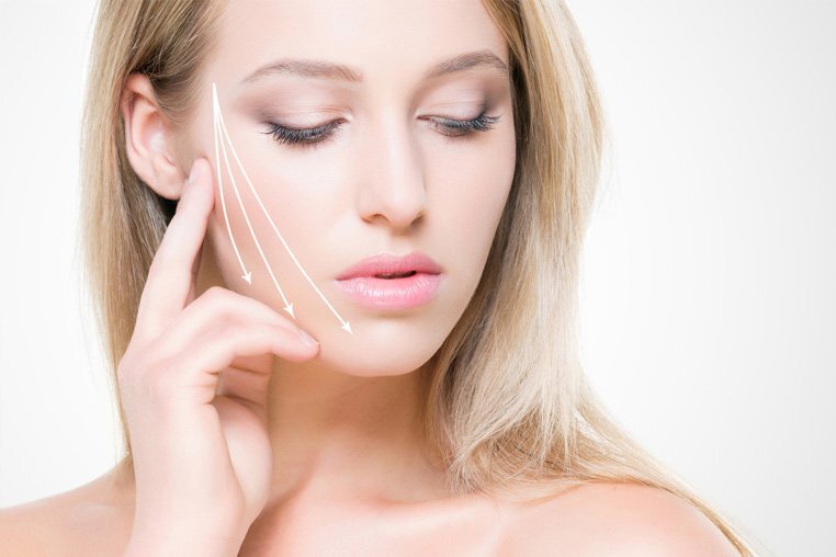 Несмотря на безопасность RF лифтинга, в домашних условиях делать его крайне не желательно, так как только специалист сможет грамотно рассчитать необходимую продолжительность воздействия высокочастотных импульсов на кожу, исходя из ее типа и состояния.