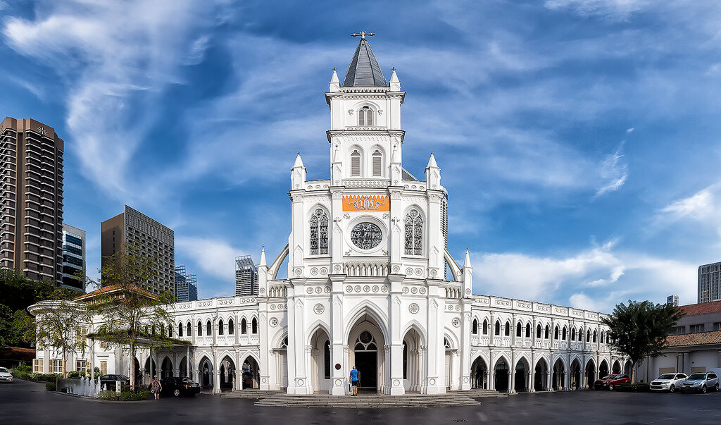 1. Католическая часовня бывшей школы для девочек Св. Николая - CHIJ.
Это  здание было спроектировано французским архитектором пастором Charles  Benedict Nain.  Мозаичные окна изготовил Jules Dobbelaere из Брюгге.  Здание было построено в 1902-1903 годах, и освящено 11-го июня 1904  года.
