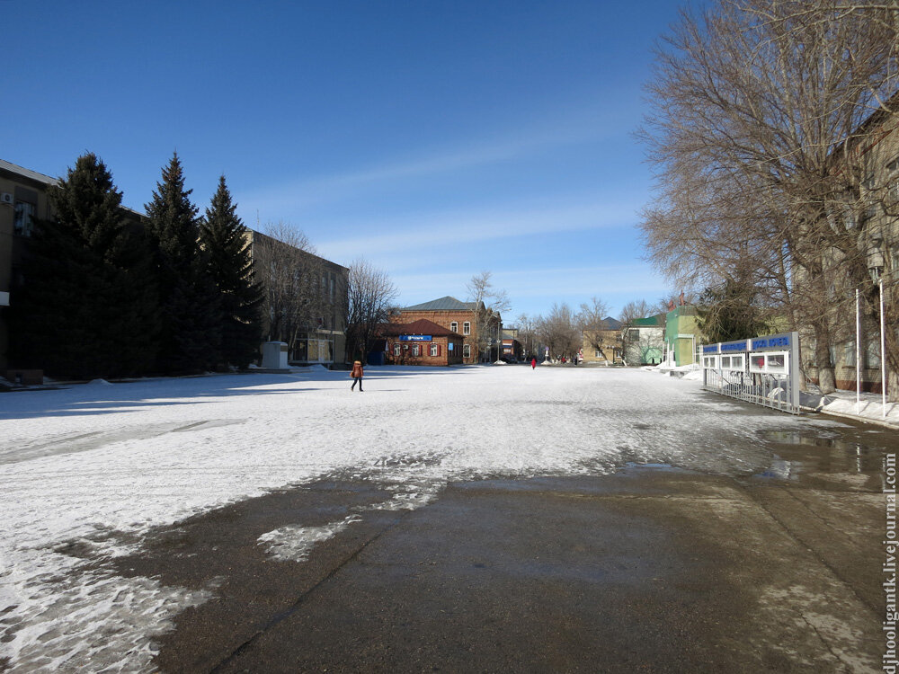 Город красноармейск саратовская. Красноармейск Саратовская область площадь города. Центральная площадь в Красноармейске Саратовской области. Красноармейск Саратов. Саратов город Красноармейск.