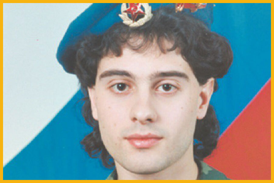 
 Правильно! Антон Макарский - прослужив полтора месяца в конвое, был отправлен в ансамбль песни и пляски внутренних войск МВД России. Следующего защитника практически невозможно узнать, так как перед публикой он появляется совершенно в другом виде...