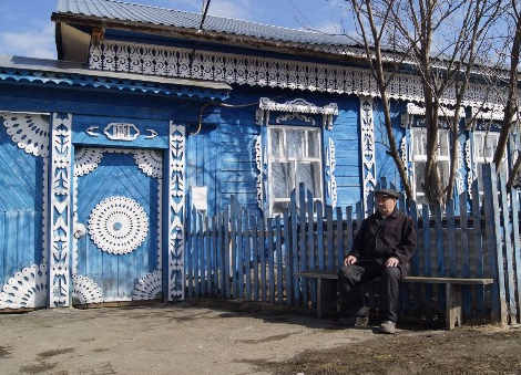 В орнаменте преобладают резные олени, лебеди и жар-птицы.