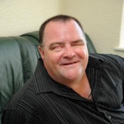 Мартин Джонс (Martin Jones), 42-летний строитель из города Ротерем, Южного Йоркшира в Англии ослеп после несчастного случая на работе. Через 10 лет, он перенес операцию, где часть его зуба была имплантирована в глаз. Во время такой процедуры, которая проводилась всего 50 раз в Великобритании, используется сегмент зуба, для того, чтобы поддерживать новый хрусталик, сделанный из кожи Джонса.