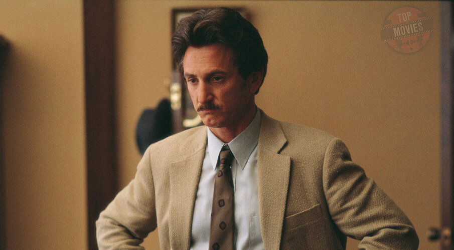 Честно говоря, мы в редакции не смог¬ли сойтись во мнении о качестве фильма в целом. Ведь в постановке Нильса Мюллера, рассказывающей о реальном отчаявшемся человеке, который мечтал убить Никсона, можно увидеть и глубокую драму, и политизированную агитку. Но с чем мы все согласились, так это с тем, что Шон Пенн великолепно выполнил режиссерскую задачу, создав образ запутавшегося, озлобленного, но отнюдь не худшего человека, для которого с определенного момента все зло мира начал олицетворять президент.