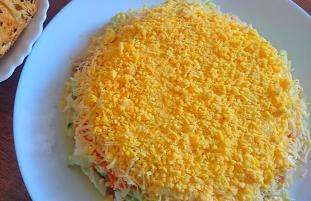 Этот салат выкладывается слоями, поэтому нам понадобится плоское блюдо и вот-такие продукты: 1 баночка консервированного тунца;сыр любых сортов-150 гр.;огурец свежий-2 шт./среднего размера/;яйца-2 шт./вареные/;морковь/вареная/-1 шт./среднего размера/. Начнем приготовление! 1 слой:белки яиц натертые на крупной терке;2 слой:тунец предварительно размятый вилкой;3 слой:свежий огурец натертый на терке;4 слой:натертая на крупной терке морковь;5 слой: натертый сыр;6 слой:яичные желтки натертые на мелкой терке. Незабываем смазывать слои легким майонезам. Вот и все, салат готов! Приятного аппетита! Если Вам понравился рецепт подписывайтесь на мой канал.