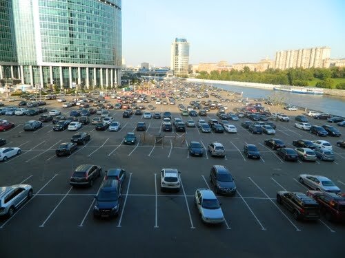 Парковка в сити. Красивые стоянки Москвы. Стоянки на МКАД. Парковка у Москва Сити под мостом. Парковки Москвы в 2000 е.