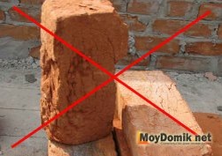 На такие показатели как: 
- водопоглощение, 
- морозоустойчивость, 
- теплопроводность,
- прочность (марка М50 свидетельствует о том, что кирпич выдержит 50 циклов заморозки/оттаивания).