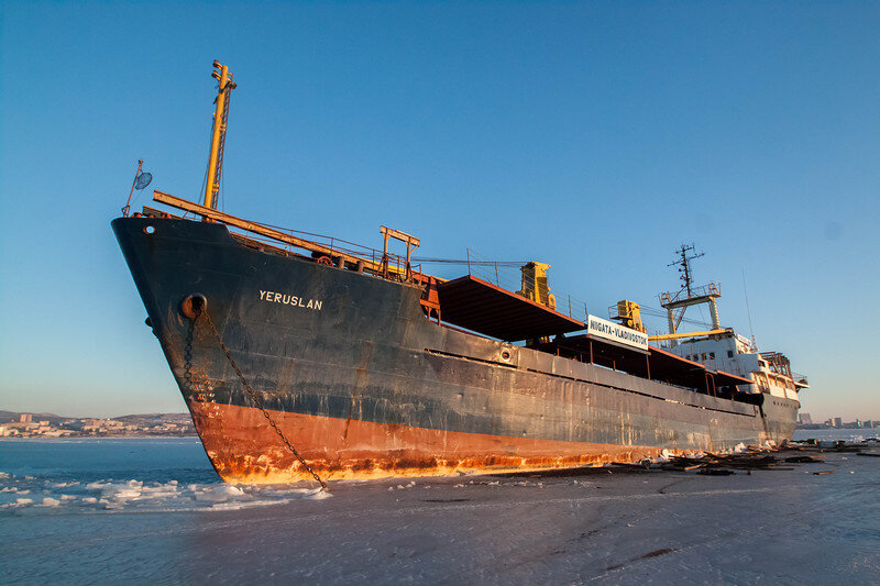 Заброшенный прямо посреди Амурского залива на якорной стоянке средний морской сухогруз "Еруслан", построенный в Венгрии в 1967 году и погибший от рук горожан. 