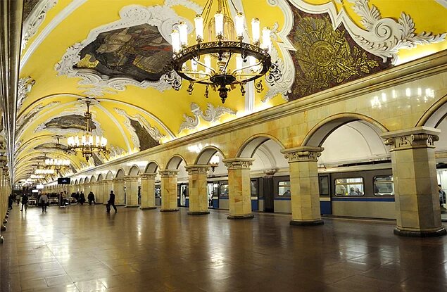 Многие иностранцы удивляются тому, насколько в больших городах России чист и хорошо организован общественный транспорт.
«Поезд от аэропорта до центра Москвы был чистым, в хорошем состоянии и быстрым. Хотелось бы, чтобы и у нас в Париже было также», — рассказывает Борис Хофор.
Московское метро также производит впечатление на иностранцев. 
«Это настоящий рай — чисто, дешево и все понятно. Сами станции большие и напоминают дворцы: все эти фрески и хрустальные люстры», — делится Роелоф Устин.