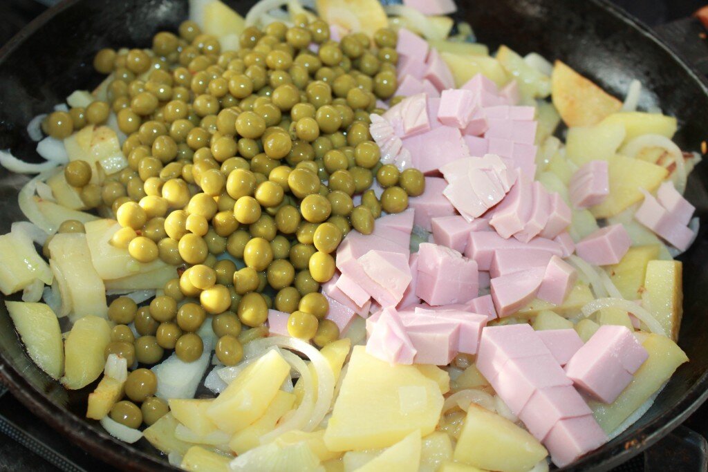 зимний салат оливье ингредиенты. картошка с колбаска, луком, морковь, оливки. колбаса огурец яйцо морковь картофель. картошка колбаса горошек. картошка колбаса горошек.