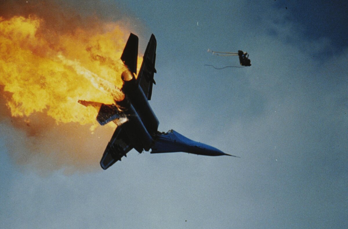 Несколько дней назад в американских СМИ появилась неожиданная информация. Телеканал CNBC, ссылаясь на некий анонимный источник, сообщил, что что четыре испытания российской крылатой ракеты с ядерной энергетической установкой завершились неудачно. Самый длительный полет, как сообщается на сайте CNBC, продолжался около двух минут, за которые ракета пролетела примерно 35 км. После чего контроль над ней был утерян, и она упала. Эти слова уже прокомментировали в России. «Что касается испытаний, якобы неудачных… Да, не всегда они проходят успешно. Естественно, бывают какие-то проблемы. Но для того испытания и проводятся, чтобы потом не было проблем. Поэтому здесь ничего удивительного нет. И фантазии американцев вокруг всего этого имеют совершенно конкретную цель, которая заключается в дискредитации России, и ее военных разработок. Для чего? Для того, чтобы поднять свой авторитет и компенсировать неудачи ЦРУ», — заявил директор музея ПВО в Балашихе Юрий Кнутов.