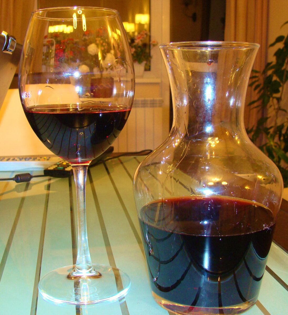 домашнее вино в бутылке. плодовые вина. самодельное вино. настоящее домашнее вино. вино из винограда лидия.