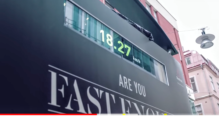 Первая пара обуви досталась офисному клерку в деловом костюме. 18’27 км/с - это 3’17 мин/км. Для новых кроссовок этого оказалось достаточно.