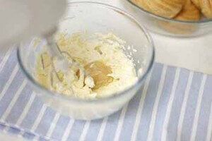 Классический крем на основе сметаны можно приготовить всего из двух компонентов. Однако он будет не настолько густым, чтобы создавать из него цветы или надписи, но для выравнивания поверхности и склеивания коржей подойдет как нельзя лучше.