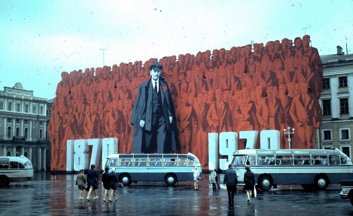 Панно к 100-летию В.И. Ленина на здании штаба Гвардейского корпуса. 1970 г