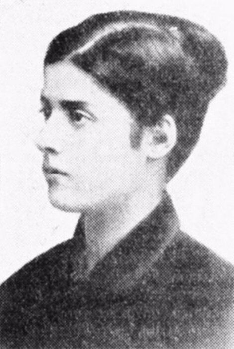 Фотопортрет Шаганэ, подаренный Есенину по его просьбе.                                                                                                             