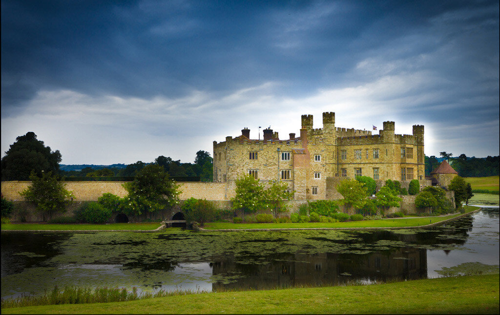 A castle is a place. Лидс Англия. Замок Лидс Великобритания. Достопримечательности Leeds. Лидс пейзаж.