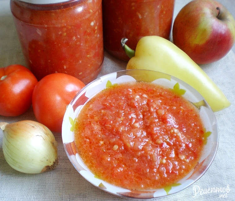 Рецепт домашней аджики с яблоками. Аджика домашняя фото. Аджика маленькая фасовка. Как сделать вкусную аджику. Видео как готовят закуску аджика с яблоками.