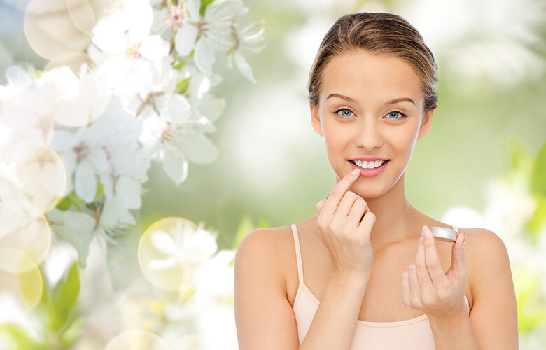 	Летом в арсенале любой представительницы прекрасного пола должна быть гигиеническая помада. Она увлажнит, обезопасит губы от солнечных лучей, устранит сухость и заполнит трещины.  
  