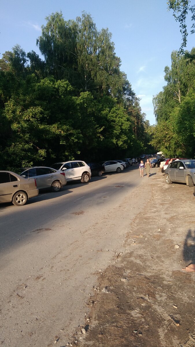 Вот такая плотность вдоль дороги в выходные дни.