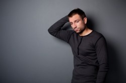 В первую очередь необходимо убедиться в том, нет ли у человека психологических барьеров, связанных, к примеру, с неудачным опытом или иным фактором, повлекшим за собой проблему падения полового члена. Это очень важно, так как психическое и психологическое состояние мужчины напрямую отражается на функции эрекции. Некоторые первичные симптомы могут указать на наличие психических расстройств: